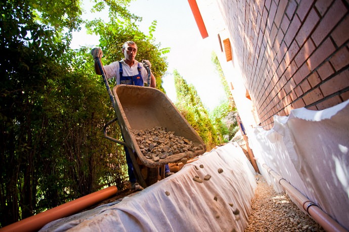 Песчаный слой нужно тщательно уплотнить и выполнить подсыпку щебенки или керамзита